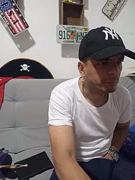 Snapshot of latinmartin73 chatting on 11.06.25 latinmartin73 online show from 11.06.25