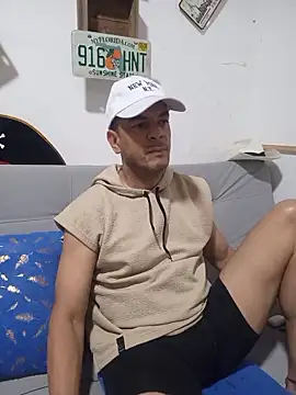 Snapshot of latinmartin73 chatting on 11.08.25 latinmartin73 online show from 11.08.25