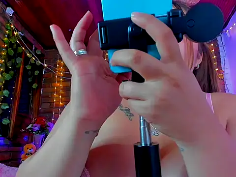 Snapshot of dulcevegga chatting on 10.12.25 dulcevegga online show from 10.12.25