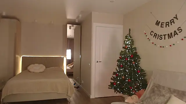 Snapshot of lulu_moonmoon chatting on 12.25.24 lulu moonmoon online show from 12.25.24