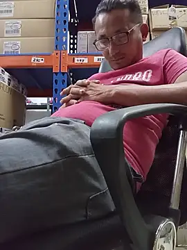 Snapshot of Andresguz35 chatting on 10.18.25 Andresguz35 online show from 10.18.25