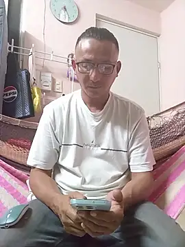 Snapshot of Andresguz35 chatting on 11.03.25 Andresguz35 online show from 11.03.25