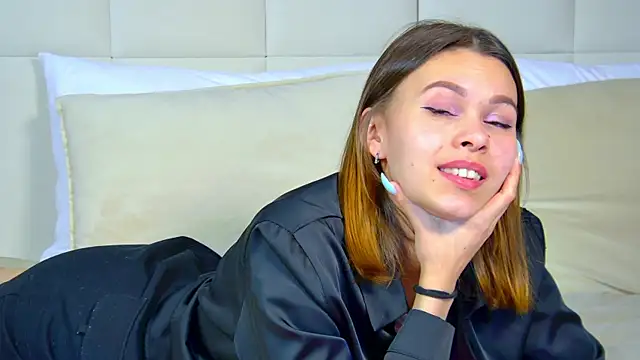 Snapshot of PollyLanders chatting on 02.02.25 PollyLanders online show from 02.02.25