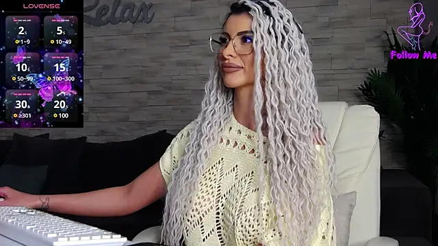 Snapshot of VictoriaMazze chatting on 12.16.24 VictoriaMazze online show from 12.16.24