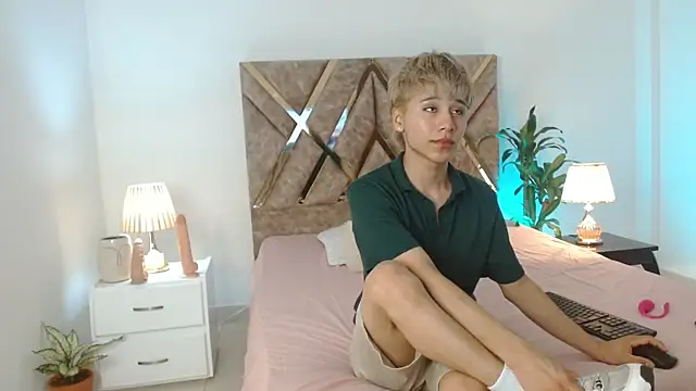 Snapshot of Tommyfoxboy chatting on 12.04.24 Tommyfoxboy online show from 12.04.24