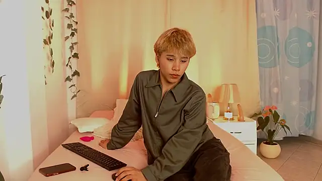 Snapshot of Tommyfoxboy chatting on 12.28.24 Tommyfoxboy online show from 12.28.24