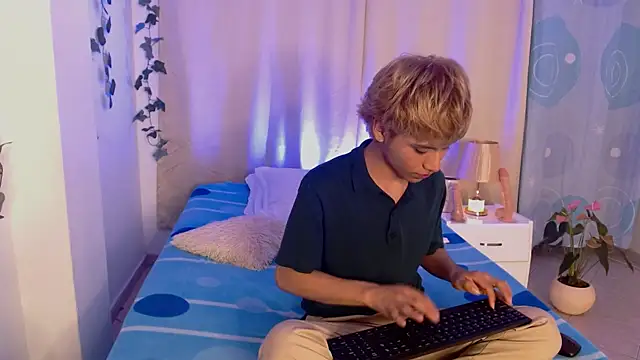 Snapshot of Tommyfoxboy chatting on 12.29.24 Tommyfoxboy online show from 12.29.24