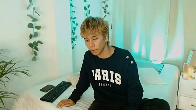 Snapshot of Tommyfoxboy chatting on 01.09.25 Tommyfoxboy online show from 01.09.25