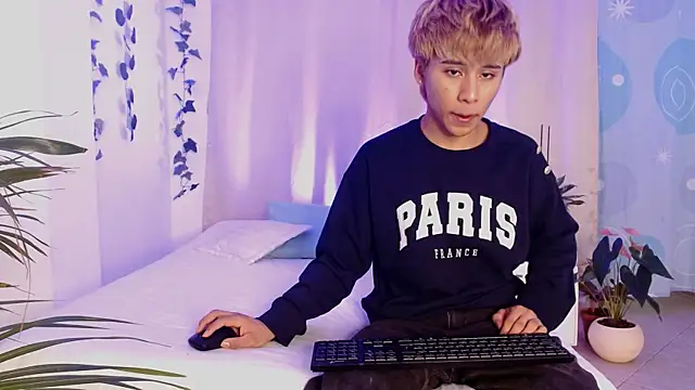 Snapshot of Tommyfoxboy chatting on 01.09.25 Tommyfoxboy online show from 01.09.25