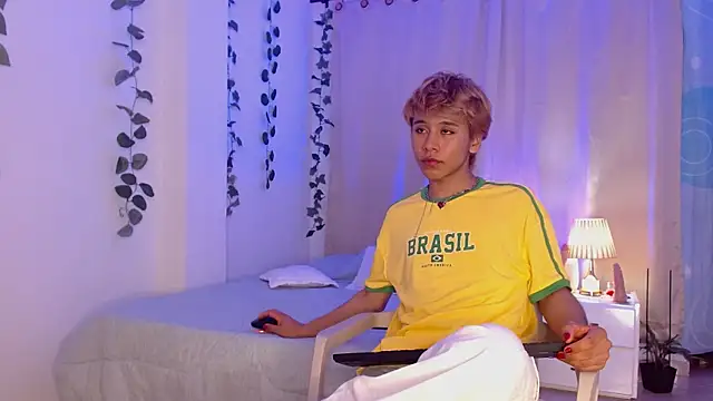 Snapshot of Tommyfoxboy chatting on 01.21.25 Tommyfoxboy online show from 01.21.25