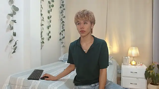 Snapshot of Tommyfoxboy chatting on 01.29.25 Tommyfoxboy online show from 01.29.25