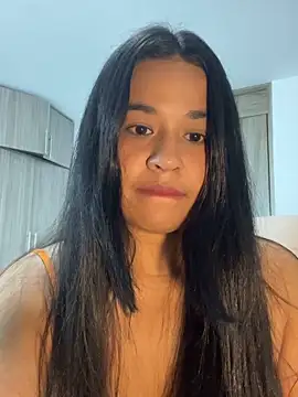 Snapshot of Aitana98_ chatting on 10.21.25 Aitana98 online show from 10.21.25