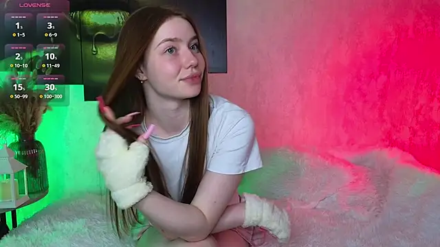 Snapshot of RandiEllett chatting on 12.30.24 RandiEllett online show from 12.30.24