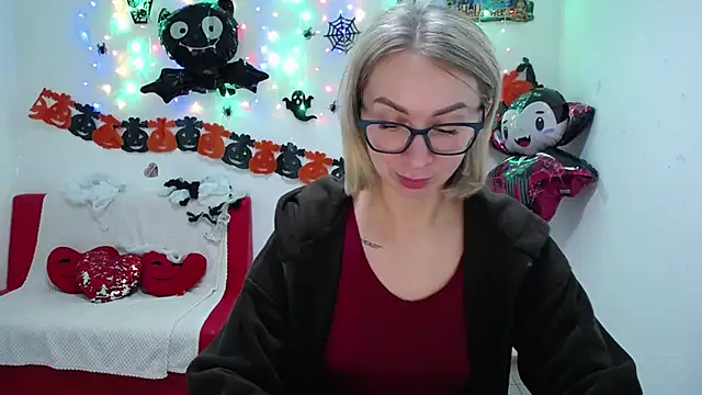 Snapshot of VasilisaSii chatting on 10.17.25 VasilisaSii online show from 10.17.25