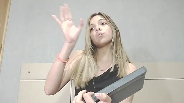 Snapshot of andreau18 chatting on 12.14.24 andreau18 online show from 12.14.24