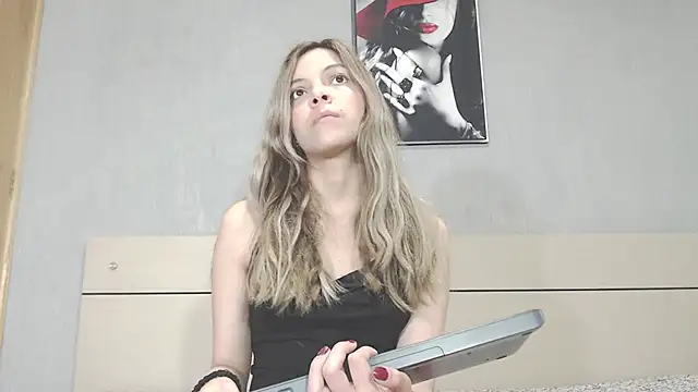 Snapshot of andreau18 chatting on 01.08.25 andreau18 online show from 01.08.25