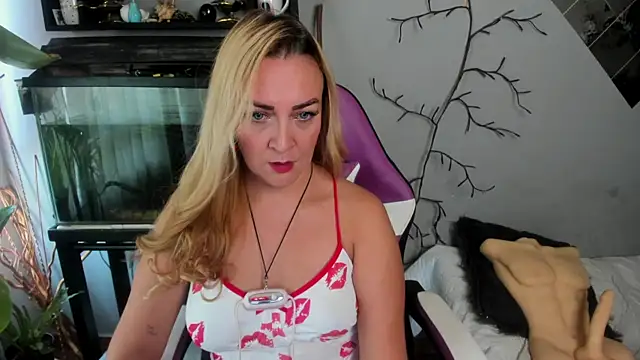 Snapshot of karen_mature69 chatting on 09.14.25 karen mature69 online show from 09.14.25