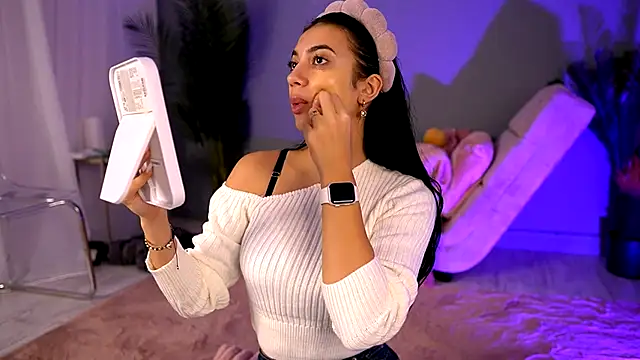 Snapshot of BetsyGonzale chatting on 10.21.25 BetsyGonzale online show from 10.21.25