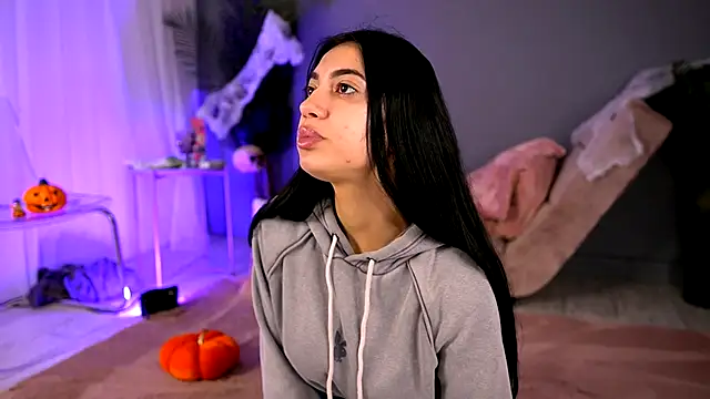 Snapshot of BetsyGonzale chatting on 10.28.25 BetsyGonzale online show from 10.28.25