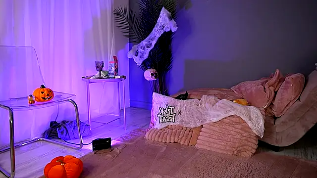 Snapshot of BetsyGonzale chatting on 10.30.25 BetsyGonzale online show from 10.30.25