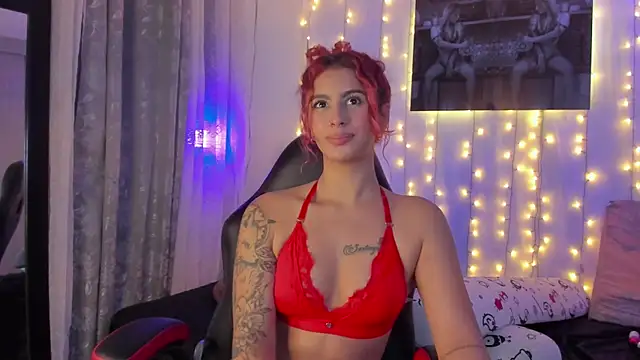 Snapshot of Sophiee_Hill chatting on 12.21.24 Sophiee Hill online show from 12.21.24