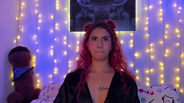 Snapshot of Sophiee_Hill chatting on 12.28.24 Sophiee Hill online show from 12.28.24