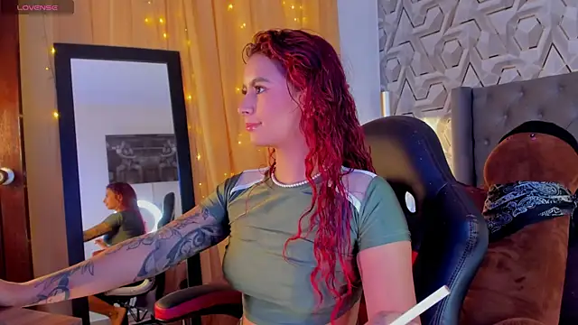 Snapshot of Sophiee_Hill chatting on 09.15.25 Sophiee Hill online show from 09.15.25