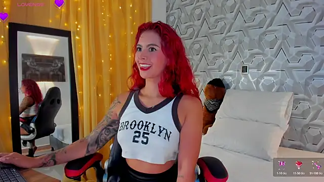 Snapshot of Sophiee_Hill chatting on 10.24.25 Sophiee Hill online show from 10.24.25