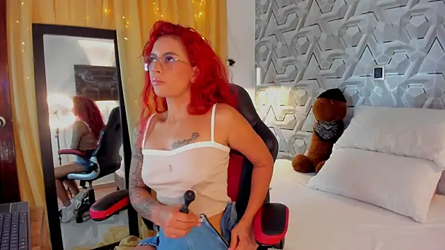 Snapshot of Sophiee_Hill chatting on 10.25.25 Sophiee Hill online show from 10.25.25