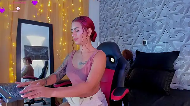 Snapshot of Sophiee_Hill chatting on 10.28.25 Sophiee Hill online show from 10.28.25