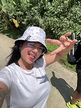 Snapshot of camianddanna chatting on 01.15.25 camianddanna online show from 01.15.25