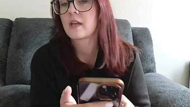 Snapshot of TheBustyHouseWife chatting on 12.04.25 TheBustyHouseWife online show from 12.04.25