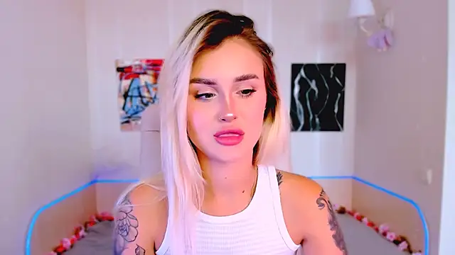  Ravenaa online show from 10.04.25