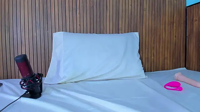 Snapshot of curvy_rousi chatting on 02.21.25 curvy rousi online show from 02.21.25