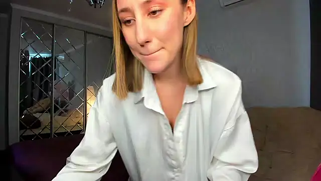 Snapshot of MelodyOfLovee chatting on 01.25.25 MelodyOfLovee online show from 01.25.25