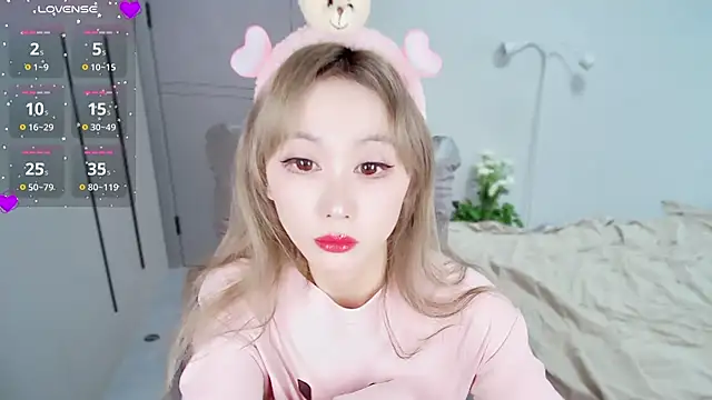 Snapshot of Xiaoyu-G chatting on 03.05.25 Xiaoyu-G online show from 03.05.25