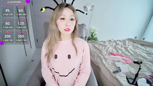 Snapshot of Xiaoyu-G chatting on 03.05.25 Xiaoyu-G online show from 03.05.25