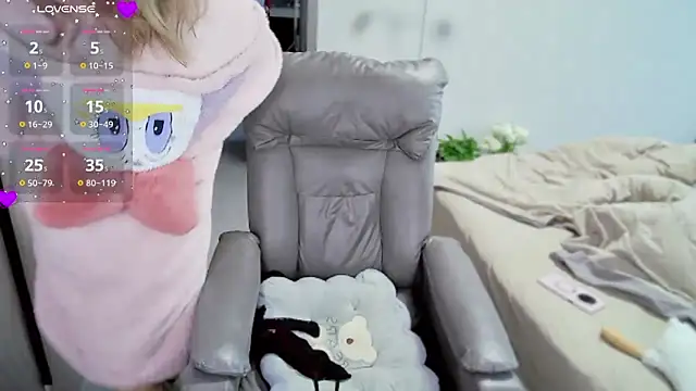 Snapshot of Xiaoyu-G chatting on 03.12.25 Xiaoyu-G online show from 03.12.25