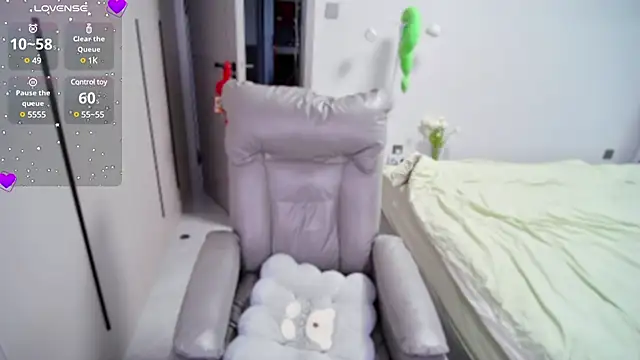 Snapshot of Xiaoyu-G chatting on 03.14.25 Xiaoyu-G online show from 03.14.25