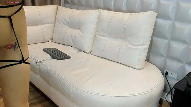 valentinasu1 online show from 02.18.25