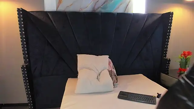 MAHIASMITH13 online show from 11.21.25