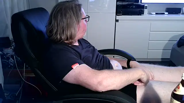 Snapshot of VSteph chatting on 10.22.25 VSteph online show from 10.22.25