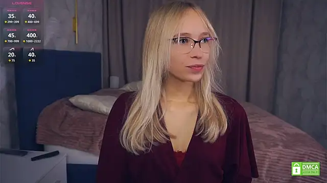 Snapshot of LynetBurby chatting on 10.05.25 LynetBurby online show from 10.05.25