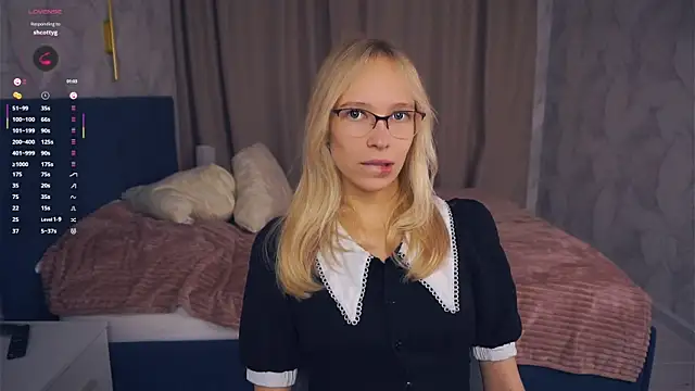 Snapshot of LynetBurby chatting on 10.11.25 LynetBurby online show from 10.11.25