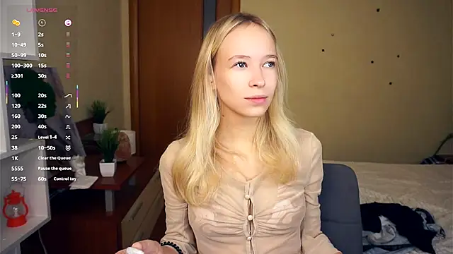 Snapshot of LynetBurby chatting on 10.21.25 LynetBurby online show from 10.21.25