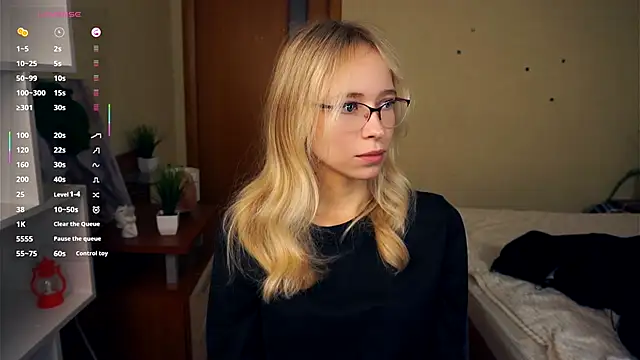 Snapshot of LynetBurby chatting on 10.22.25 LynetBurby online show from 10.22.25