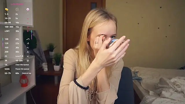 Snapshot of LynetBurby chatting on 10.23.25 LynetBurby online show from 10.23.25