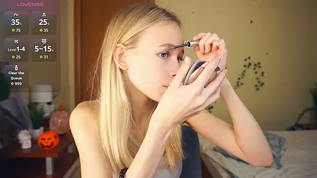 Snapshot of LynetBurby chatting on 10.27.25 LynetBurby online show from 10.27.25