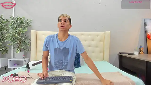 Snapshot of kieran_derek chatting on 03.20.25 kieran derek online show from 03.20.25