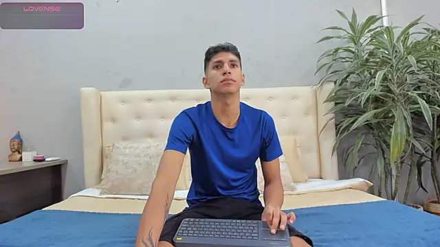 Snapshot of kieran_derek chatting on 09.29.25 kieran derek online show from 09.29.25